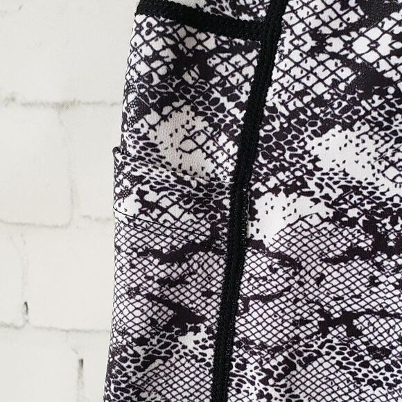 ZYIA Cobra Metallic Pocket Light N Tight High Rise Capri Size 2 Black White 20" - Picture 4 of 9